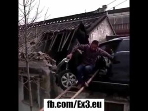 Muž zajel autem přímo na střechu domu – video