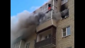 Otec zachránil děti, vyhazoval je z balkonu